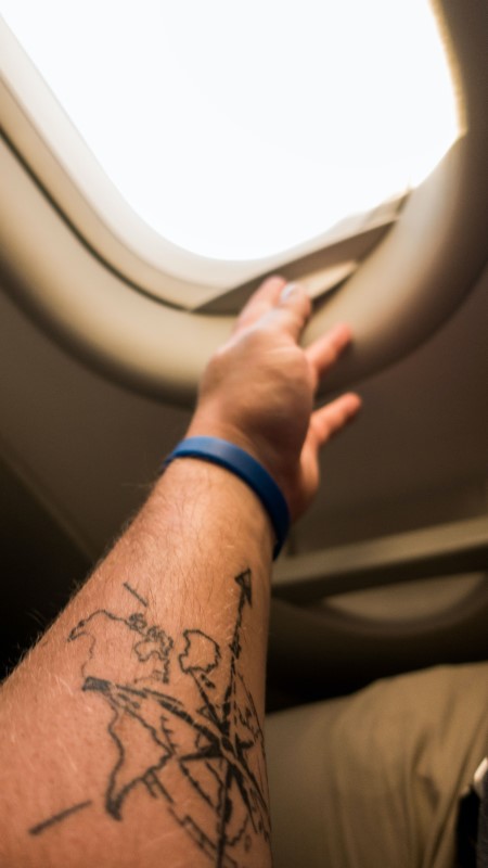 para ser azafata se puede tener tatuajes