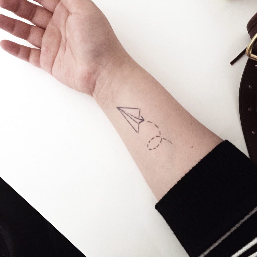 se puede ser azafata con tatuajes
